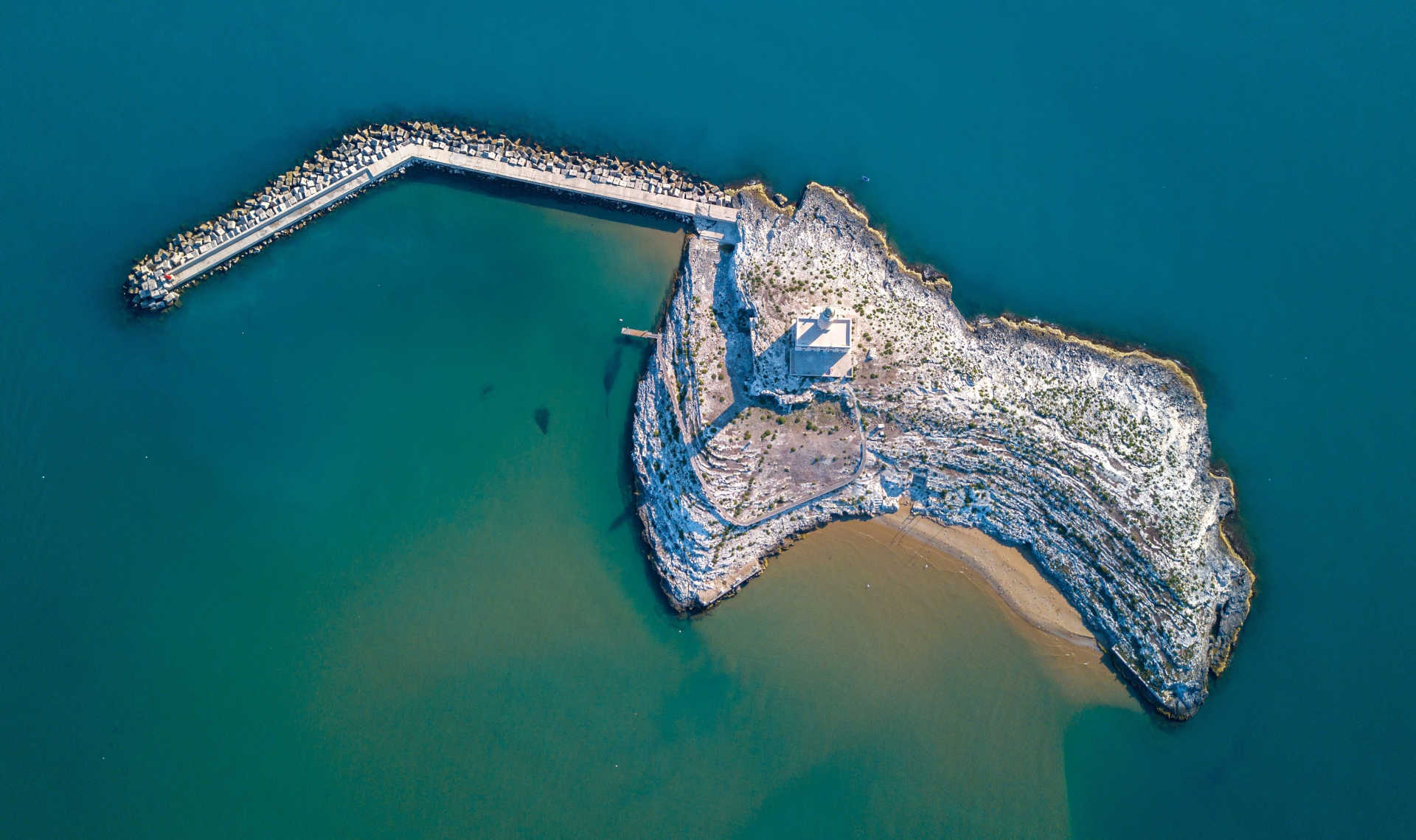 Isola di Santa Eufemia con il faro di Vieste dall