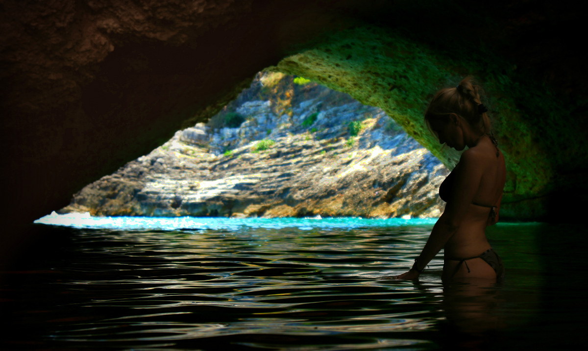 modella nella grotta marina di vieste