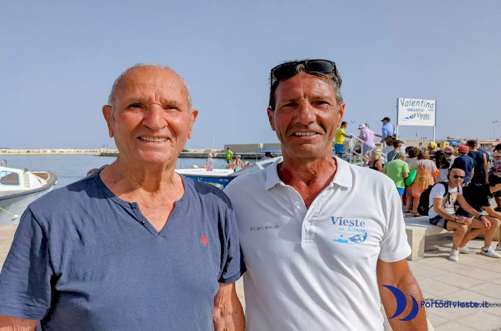 Francesco Trimigno scopritore delle grotte marine con suo figlio porto di Vieste nel Gargano