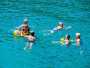 bambini fanno il bagno con famiglia divertimento caicco escursioni mare Vieste Gargano Italy