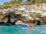 ingresso Grotta Sfondata escursione e visita alle grotte marine Vieste in Barca sulla viestana costa nel Gargano in Puglia