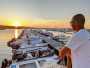 Marco guarda il tramonto Ormeggi Trimigno sul pontile noleggio gommoni senza patente 40CV Vieste nel Gargano